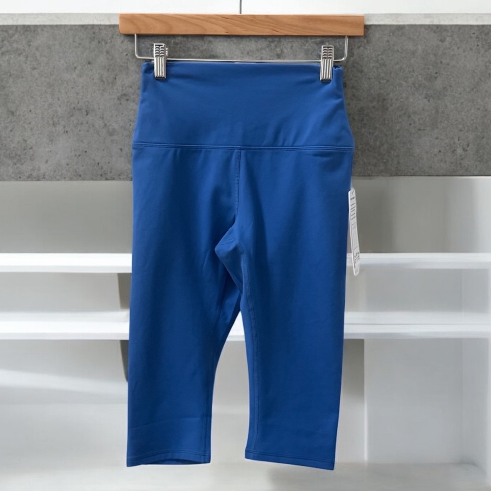 NWT Women’s High Waisted Blue Cropped Compression Leggings! Small!
